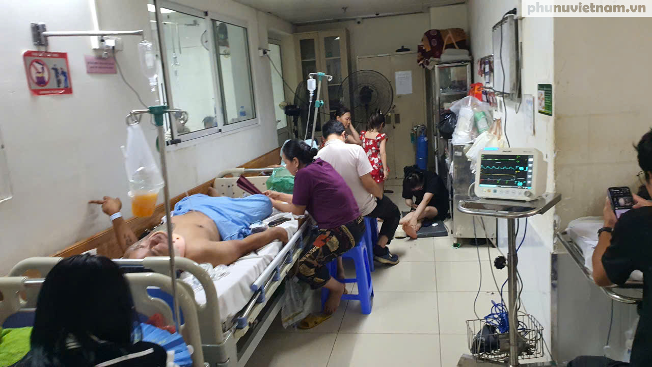 Bệnh viện Hữu nghị Việt Đức: Giường bệnh "tràn ra" hành lang- Ảnh 1.