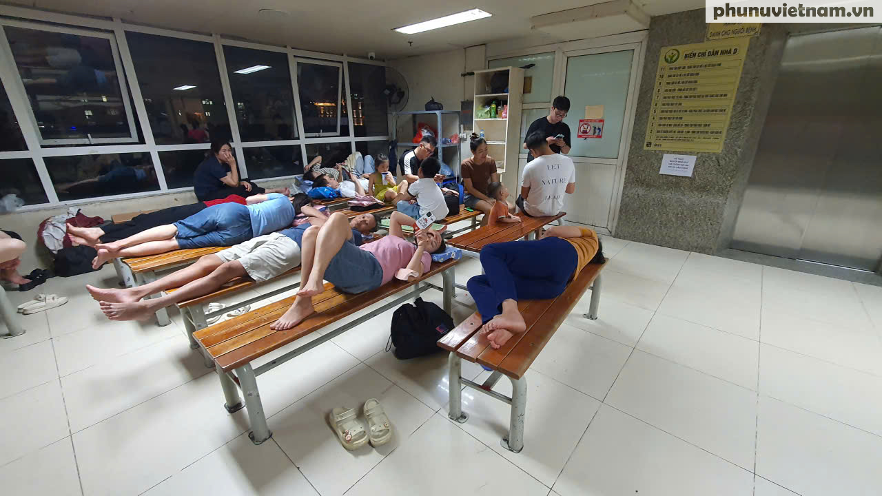 Bệnh viện Hữu nghị Việt Đức: Giường bệnh "tràn ra" hành lang- Ảnh 3.