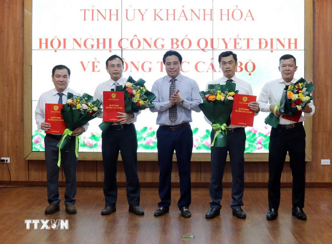 Khánh Hòa điều động, bổ nhiệm nhiều cán bộ công chức lãnh đạo, quản lý- Ảnh 2.