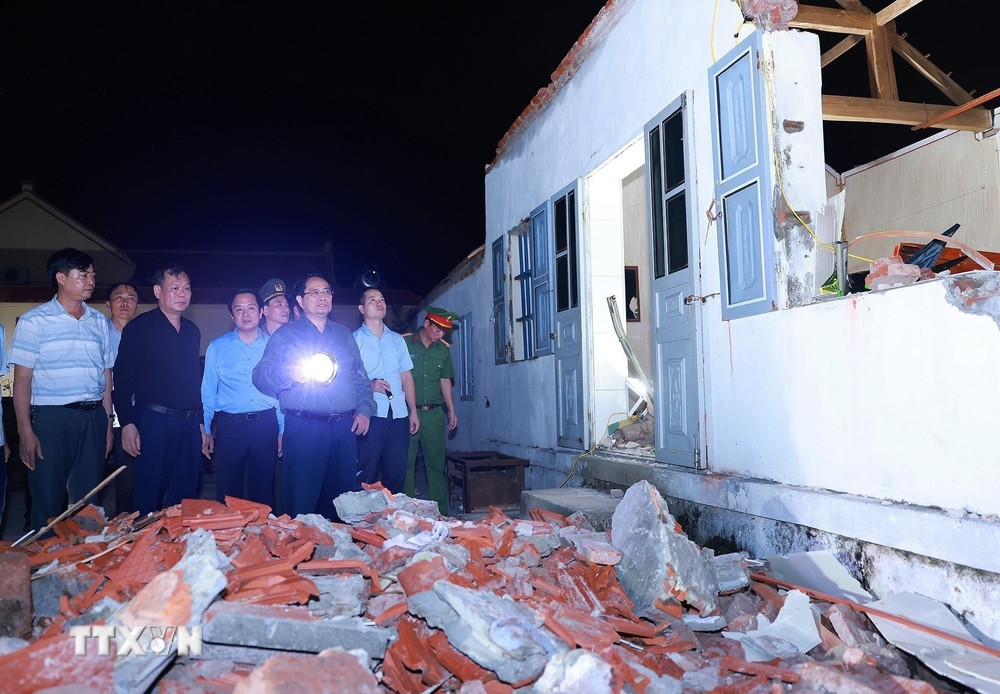 Thủ tướng kiểm tra thực tế, chỉ đạo khắc phục hậu quả bão số 10 tại Ninh Bình- Ảnh 1. Thủ tướng kiểm tra thực tế, chỉ đạo khắc phục hậu quả bão số 10 tại Ninh Bình- Ảnh 1.