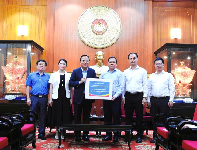 Quân ủy Trung ương, Bộ Quốc phòng ủng hộ số tiền 10 tỷ đồng hỗ trợ đồng bào bị thiệt hại do bão lũ- Ảnh 1. Quân ủy Trung ương, Bộ Quốc phòng ủng hộ số tiền 10 tỷ đồng hỗ trợ đồng bào bị thiệt hại do bão lũ- Ảnh 1.