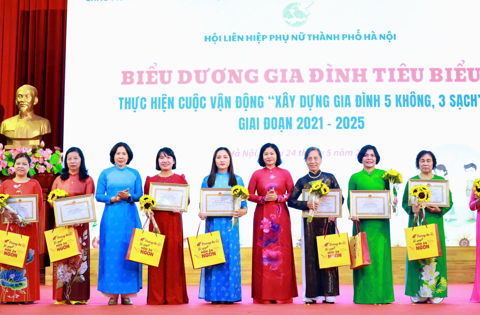 Xây dựng người phụ nữ Việt Nam thời đại mới toàn diện- Ảnh 14. Xây dựng người phụ nữ Việt Nam thời đại mới toàn diện- Ảnh 14.