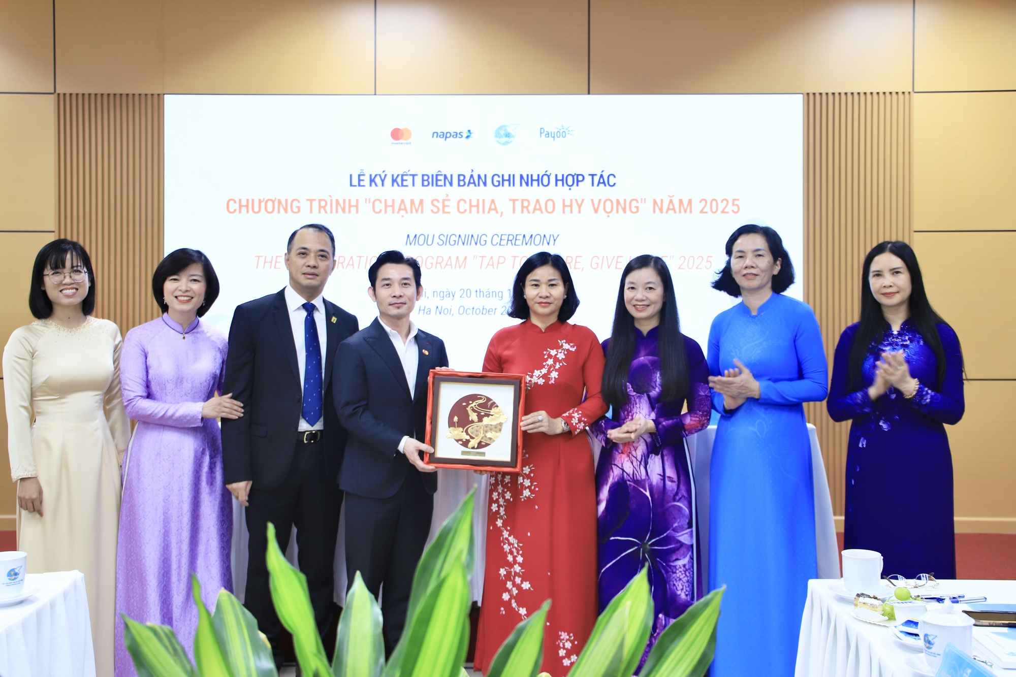 "Chạm sẻ chia, Trao hy vọng 2025" hỗ trợ tầm soát ung thư miễn phí cho phụ nữ- Ảnh 5. "Chạm sẻ chia, Trao hy vọng 2025" hỗ trợ tầm soát ung thư miễn phí cho phụ nữ- Ảnh 5.