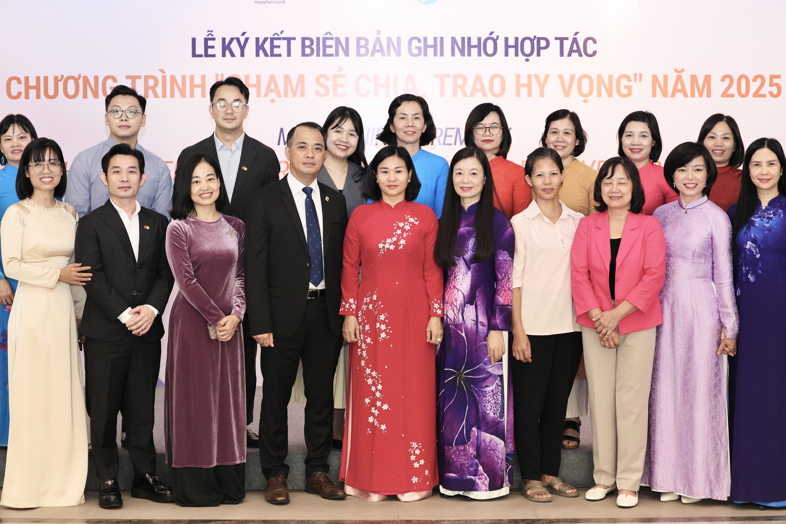 "Chạm sẻ chia, Trao hy vọng 2025" hỗ trợ tầm soát ung thư miễn phí cho phụ nữ- Ảnh 6. "Chạm sẻ chia, Trao hy vọng 2025" hỗ trợ tầm soát ung thư miễn phí cho phụ nữ- Ảnh 6.