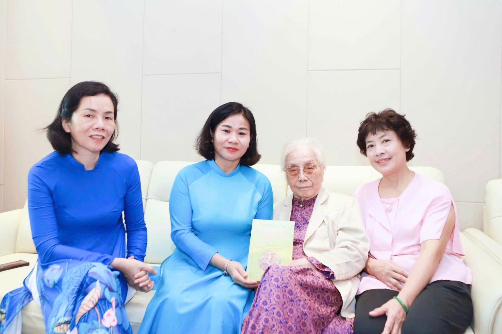 Xây dựng người phụ nữ Việt Nam thời đại mới toàn diện- Ảnh 12. Xây dựng người phụ nữ Việt Nam thời đại mới toàn diện- Ảnh 12.