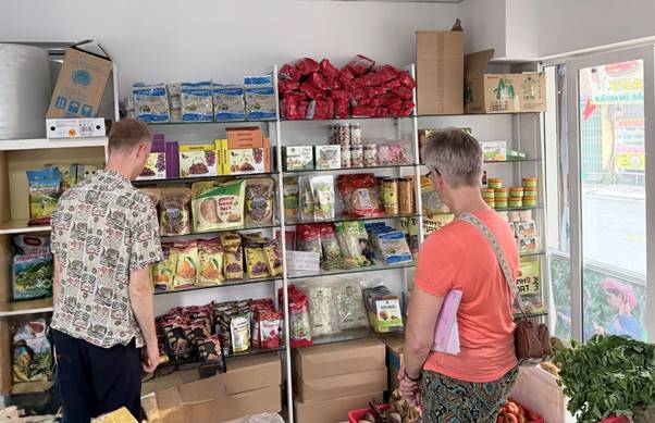 Lan tỏa tinh thần vì cộng đồng từ gian hàng tiêu thụ nông sản Peace Shop- Ảnh 2. Lan tỏa tinh thần vì cộng đồng từ gian hàng tiêu thụ nông sản Peace Shop- Ảnh 2.