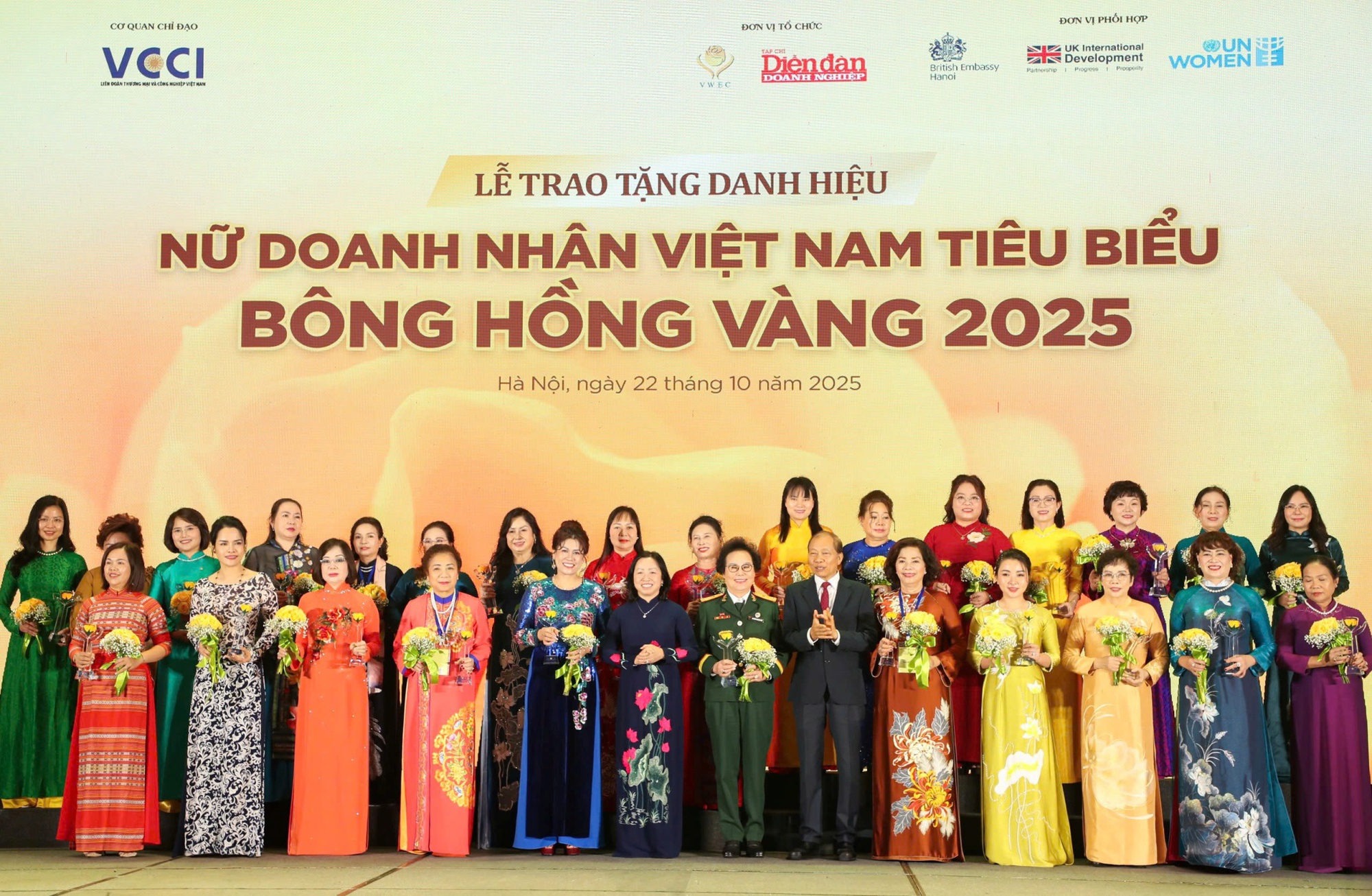 Phó Tổng Giám đốc Agribank được vinh danh "Nữ doanh nhân Việt Nam tiêu biểu - Bông hồng Vàng 2025"- Ảnh 1. Phó Tổng Giám đốc Agribank được vinh danh "Nữ doanh nhân Việt Nam tiêu biểu - Bông hồng Vàng 2025"- Ảnh 1.
