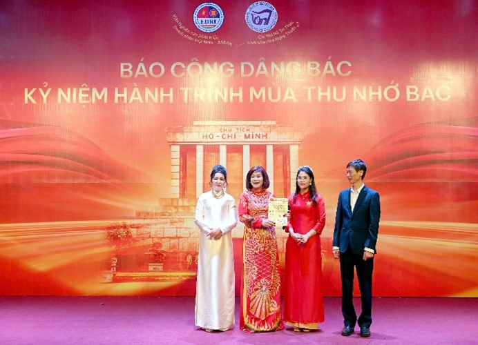 Hơn 300 nữ doanh nhân, trí thức báo công dâng Bác- Ảnh 8. Hơn 300 nữ doanh nhân, trí thức báo công dâng Bác- Ảnh 8.