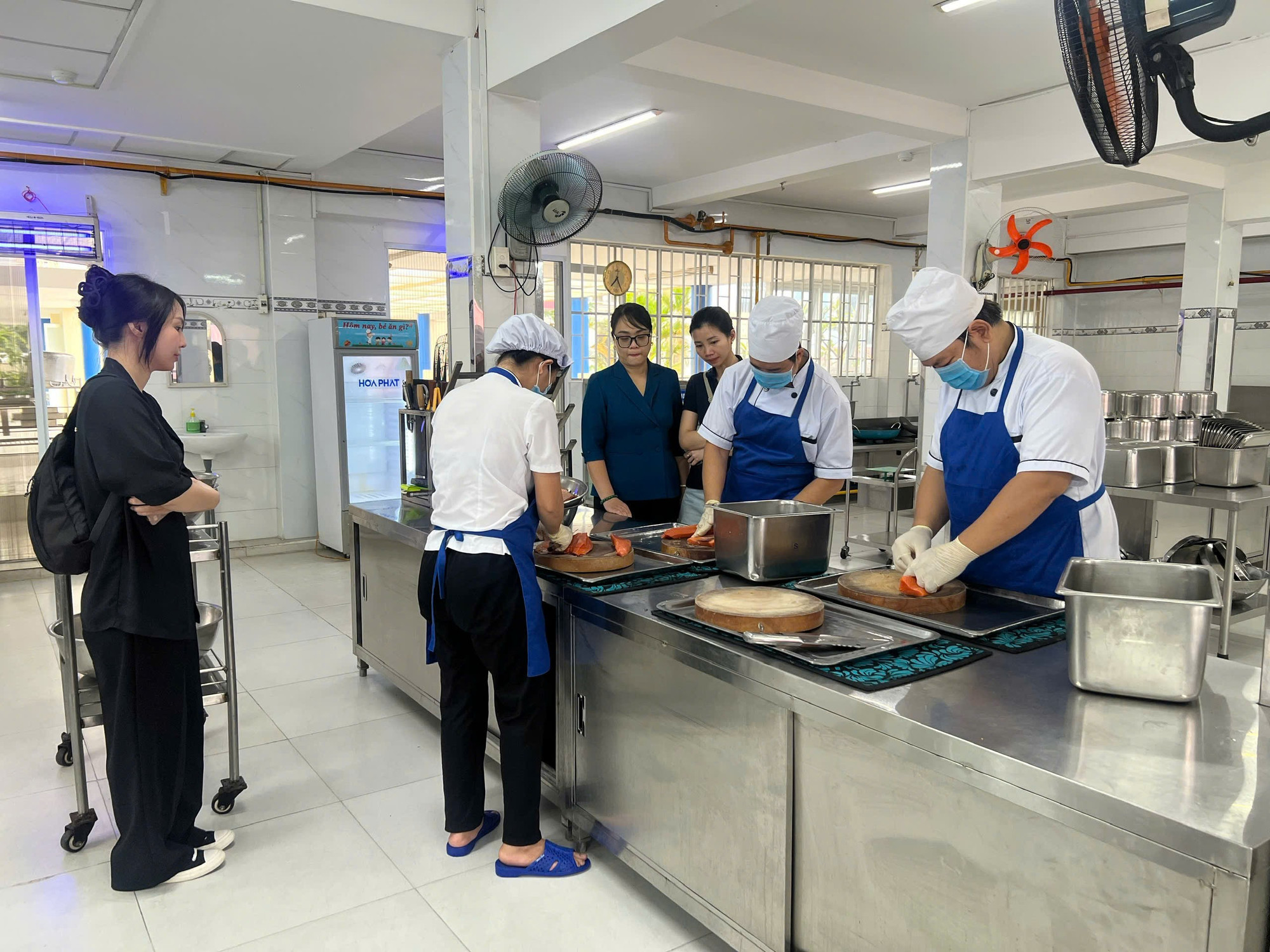 Bữa ăn học đường “mở”: Giải pháp kiến tạo niềm tin cho cộng đồng- Ảnh 1. Bữa ăn học đường “mở”: Giải pháp kiến tạo niềm tin cho cộng đồng- Ảnh 1.