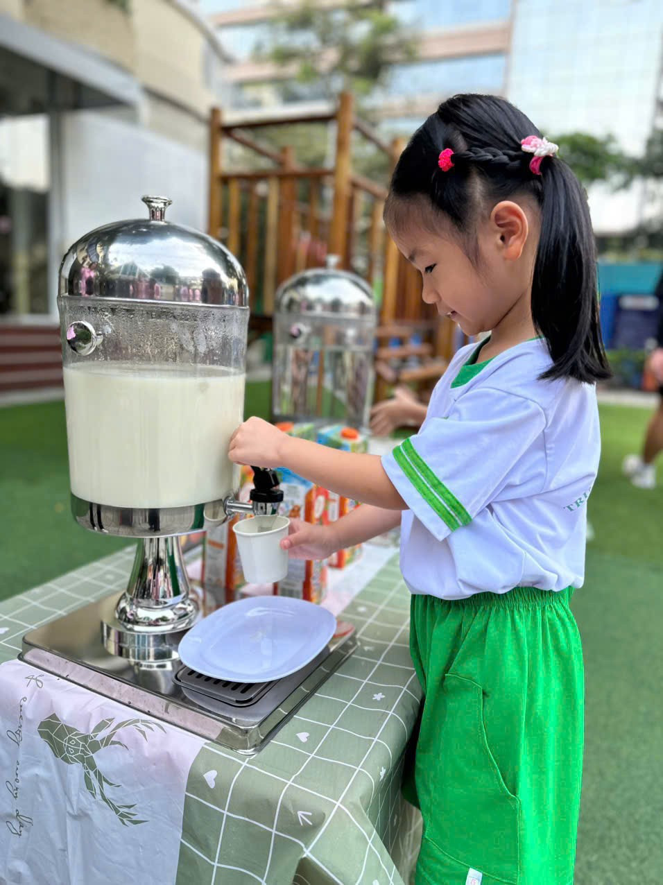 Bữa ăn học đường “mở”: Giải pháp kiến tạo niềm tin cho cộng đồng- Ảnh 4. Bữa ăn học đường “mở”: Giải pháp kiến tạo niềm tin cho cộng đồng- Ảnh 4.