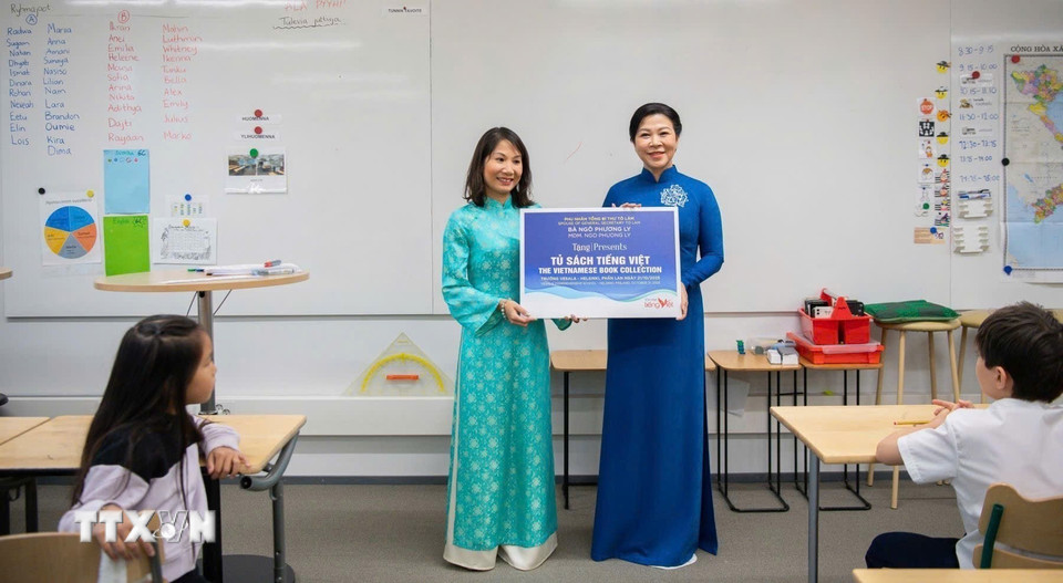 Phu nhân Ngô Phương Ly thăm lớp học tiếng Việt tại trường Vesala của Phần Lan- Ảnh 1. Phu nhân Ngô Phương Ly thăm lớp học tiếng Việt tại trường Vesala của Phần Lan- Ảnh 1.