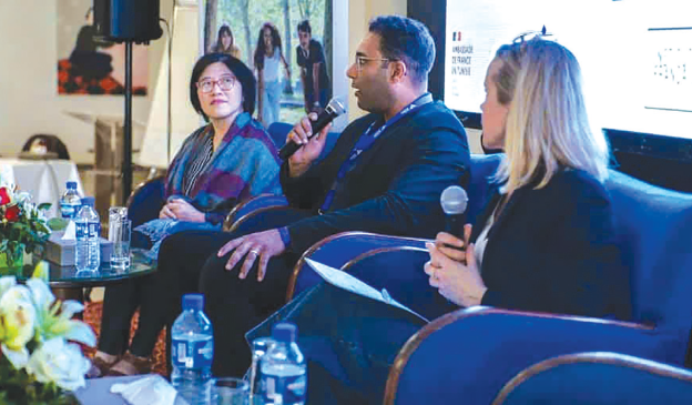 TS. Oanh Kim Vũ (bìa trái) chia sẻ với sinh viên quốc tế tại Pháp