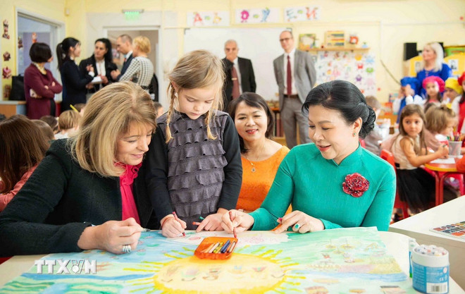 Phu nhân Tổng Bí thư giao lưu với các em nhỏ tại Trường mầm non số 2 Zvanche- Ảnh 2. Phu nhân Tổng Bí thư giao lưu với các em nhỏ tại Trường mầm non số 2 Zvanche- Ảnh 2.