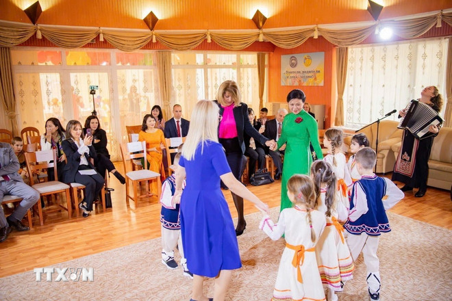 Phu nhân Tổng Bí thư giao lưu với các em nhỏ tại Trường mầm non số 2 Zvanche- Ảnh 1. Phu nhân Tổng Bí thư giao lưu với các em nhỏ tại Trường mầm non số 2 Zvanche- Ảnh 1.