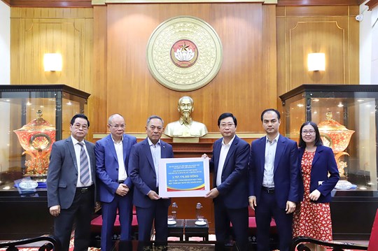 Trên 1.091 tỷ đồng giúp người dân vùng lũ thêm vững vàng, vượt qua khó khăn, sớm ổn định cuộc sống- Ảnh 5. Trên 1.091 tỷ đồng giúp người dân vùng lũ thêm vững vàng, vượt qua khó khăn, sớm ổn định cuộc sống- Ảnh 5.