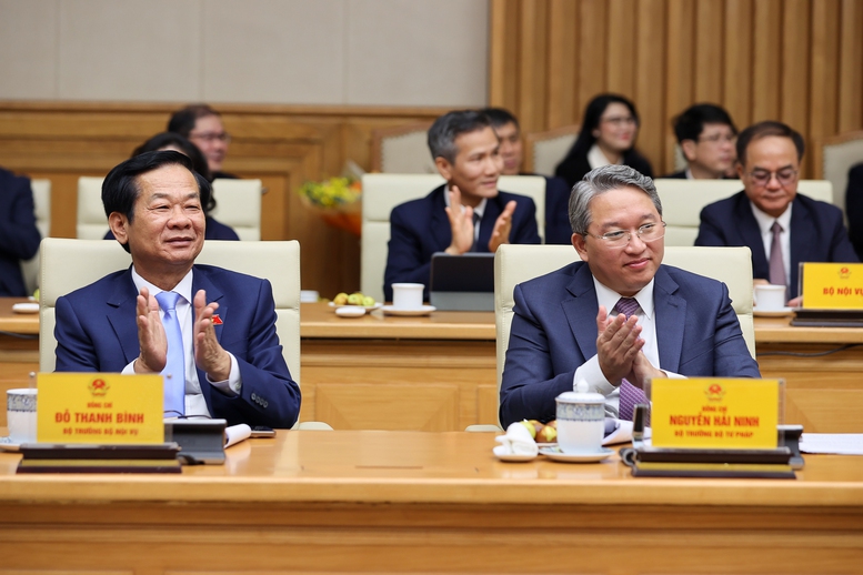 Thủ tướng Phạm Minh Chính trao quyết định bổ nhiệm và giao nhiệm vụ cho 2 Phó Thủ tướng, 3 Bộ trưởng- Ảnh 4. Thủ tướng Phạm Minh Chính trao quyết định bổ nhiệm và giao nhiệm vụ cho 2 Phó Thủ tướng, 3 Bộ trưởng- Ảnh 4.