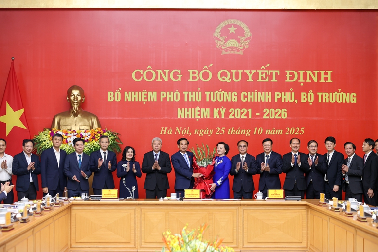Thủ tướng Phạm Minh Chính trao quyết định bổ nhiệm và giao nhiệm vụ cho 2 Phó Thủ tướng, 3 Bộ trưởng- Ảnh 8. Thủ tướng Phạm Minh Chính trao quyết định bổ nhiệm và giao nhiệm vụ cho 2 Phó Thủ tướng, 3 Bộ trưởng- Ảnh 8.