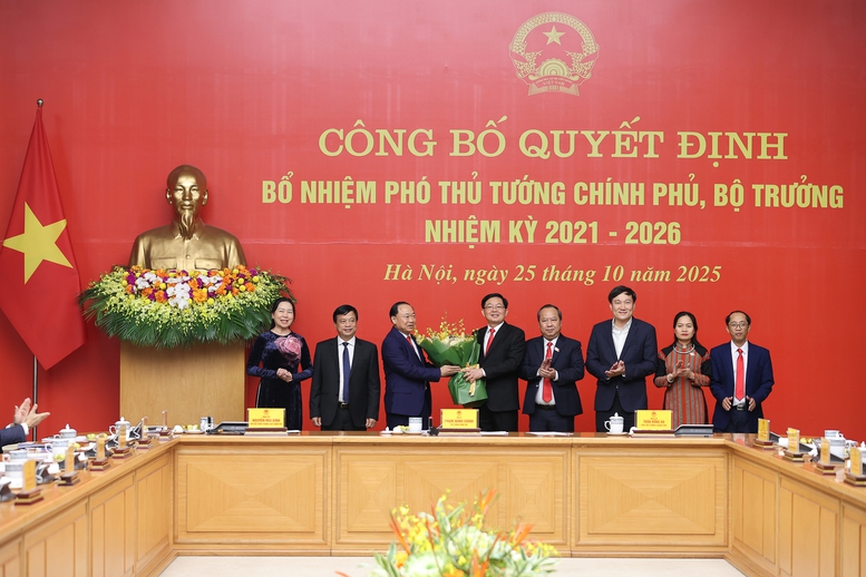 Thủ tướng Phạm Minh Chính trao quyết định bổ nhiệm và giao nhiệm vụ cho 2 Phó Thủ tướng, 3 Bộ trưởng- Ảnh 9. Thủ tướng Phạm Minh Chính trao quyết định bổ nhiệm và giao nhiệm vụ cho 2 Phó Thủ tướng, 3 Bộ trưởng- Ảnh 9.