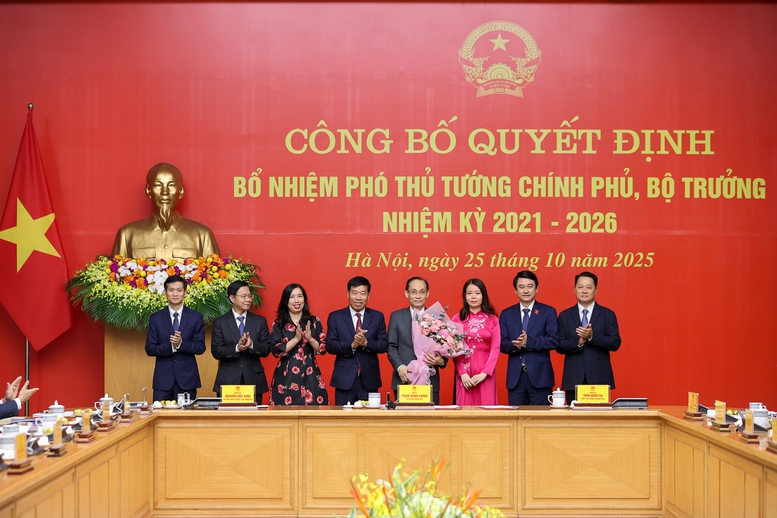 Thủ tướng Phạm Minh Chính trao quyết định bổ nhiệm và giao nhiệm vụ cho 2 Phó Thủ tướng, 3 Bộ trưởng- Ảnh 10. Thủ tướng Phạm Minh Chính trao quyết định bổ nhiệm và giao nhiệm vụ cho 2 Phó Thủ tướng, 3 Bộ trưởng- Ảnh 10.