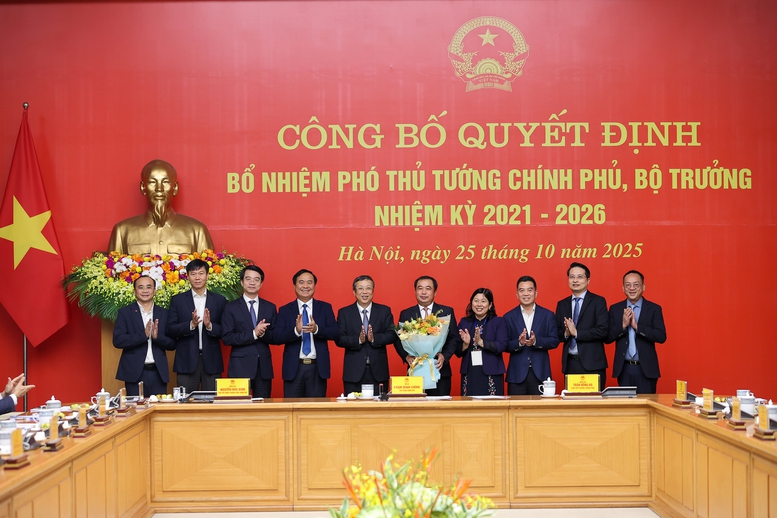 Thủ tướng Phạm Minh Chính trao quyết định bổ nhiệm và giao nhiệm vụ cho 2 Phó Thủ tướng, 3 Bộ trưởng- Ảnh 11. Thủ tướng Phạm Minh Chính trao quyết định bổ nhiệm và giao nhiệm vụ cho 2 Phó Thủ tướng, 3 Bộ trưởng- Ảnh 11.
