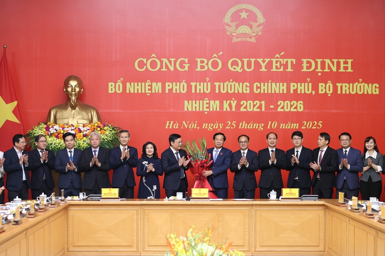 Thủ tướng Phạm Minh Chính trao quyết định bổ nhiệm và giao nhiệm vụ cho 2 Phó Thủ tướng, 3 Bộ trưởng- Ảnh 12. Thủ tướng Phạm Minh Chính trao quyết định bổ nhiệm và giao nhiệm vụ cho 2 Phó Thủ tướng, 3 Bộ trưởng- Ảnh 12.