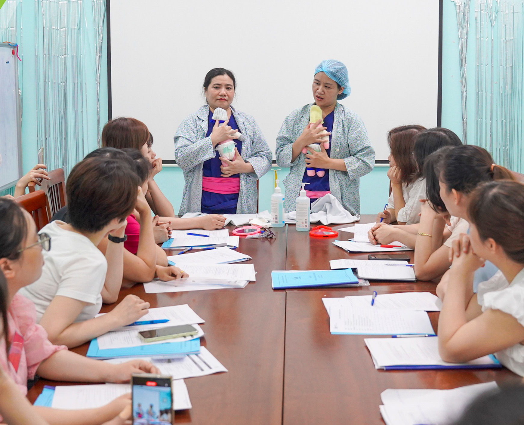 Những "người mẹ thứ hai" và hành trình giành sự sống cho trẻ sinh non- Ảnh 6. Những "người mẹ thứ hai" và hành trình giành sự sống cho trẻ sinh non- Ảnh 6.