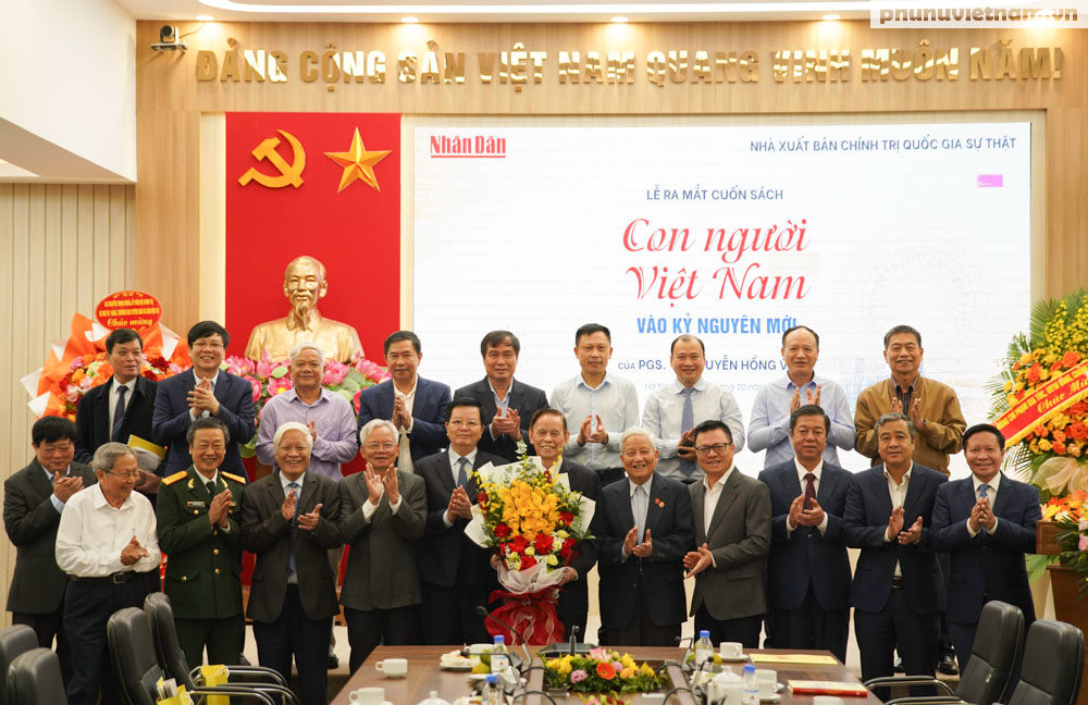 Ra mắt cuốn sách “Con người Việt Nam vào kỷ nguyên mới” của nhà báo Trần Hồng Vinh- Ảnh 6. Ra mắt cuốn sách “Con người Việt Nam vào kỷ nguyên mới” của nhà báo Trần Hồng Vinh- Ảnh 6.