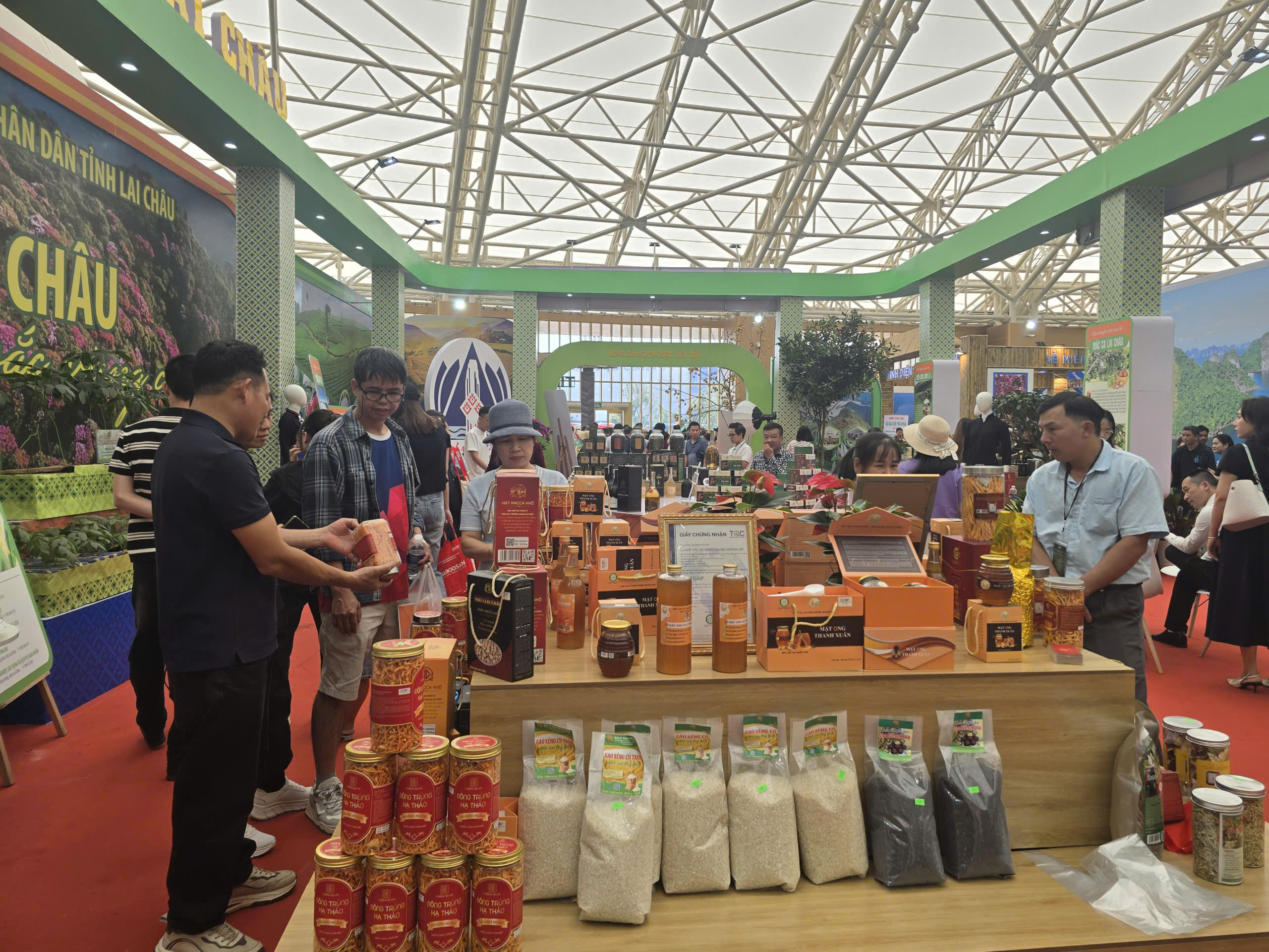 Tiếp sức cho sản phẩm vùng đồng bào dân tộc thiểu số và miền núi khẳng định vị thế thương hiệu trên bản đồ thương mại quốc gia- Ảnh 1. Tiếp sức cho sản phẩm vùng đồng bào dân tộc thiểu số và miền núi khẳng định vị thế thương hiệu trên bản đồ thương mại quốc gia- Ảnh 1.