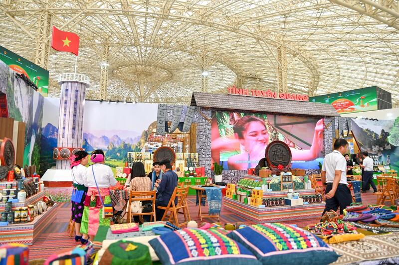 Tiếp sức cho sản phẩm vùng đồng bào dân tộc thiểu số và miền núi khẳng định vị thế thương hiệu trên bản đồ thương mại quốc gia- Ảnh 4. Tiếp sức cho sản phẩm vùng đồng bào dân tộc thiểu số và miền núi khẳng định vị thế thương hiệu trên bản đồ thương mại quốc gia- Ảnh 4.