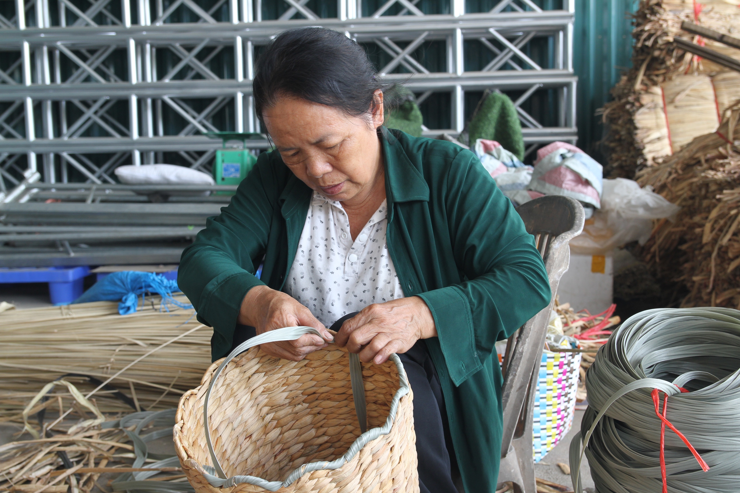 An sinh xã hội cho lao động phi chính thức 
Bài 2: Rào cản ngăn lao động phi chính thức đến gần “lưới an sinh xã hội”- Ảnh 13. An sinh xã hội cho lao động phi chính thức 
Bài 2: Rào cản ngăn lao động phi chính thức đến gần “lưới an sinh xã hội”- Ảnh 13.