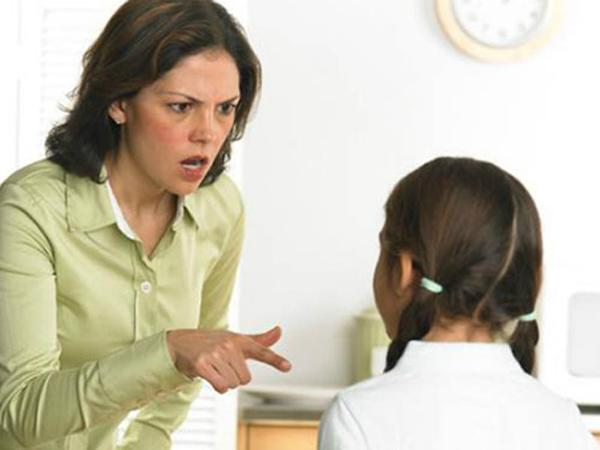 “Vết sẹo cay nghiệt” khiến con cái cự tuyệt cái ôm của cha mẹ - Ảnh 1.