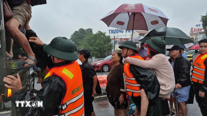 Huế "gồng mình" ứng phó với các đợt mưa lũ liên tiếp- Ảnh 1. Huế "gồng mình" ứng phó với các đợt mưa lũ liên tiếp- Ảnh 1.