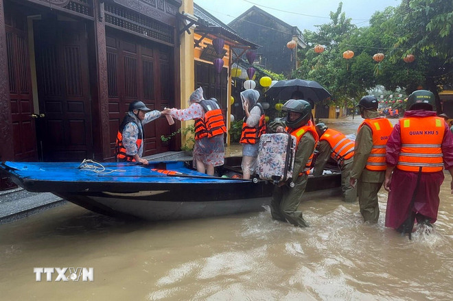 Quân đội chủ động ứng phó với lũ đặc biệt lớn, lũ khẩn cấp trên các sông- Ảnh 2. Quân đội chủ động ứng phó với lũ đặc biệt lớn, lũ khẩn cấp trên các sông- Ảnh 2.