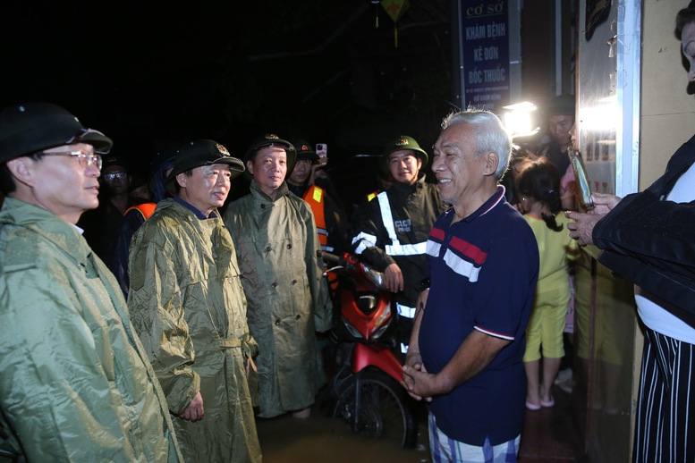 Phó Thủ tướng Trần Hồng Hà kiểm tra, chỉ đạo công tác ứng phó lũ lụt tại Huế- Ảnh 2. Phó Thủ tướng Trần Hồng Hà kiểm tra, chỉ đạo công tác ứng phó lũ lụt tại Huế- Ảnh 2.