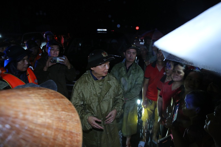 Phó Thủ tướng Trần Hồng Hà kiểm tra, chỉ đạo công tác ứng phó lũ lụt tại Huế- Ảnh 3. Phó Thủ tướng Trần Hồng Hà kiểm tra, chỉ đạo công tác ứng phó lũ lụt tại Huế- Ảnh 3.