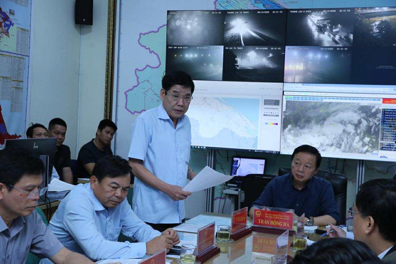 Phó Thủ tướng Trần Hồng Hà kiểm tra, chỉ đạo công tác ứng phó lũ lụt tại Huế- Ảnh 6. Phó Thủ tướng Trần Hồng Hà kiểm tra, chỉ đạo công tác ứng phó lũ lụt tại Huế- Ảnh 6.