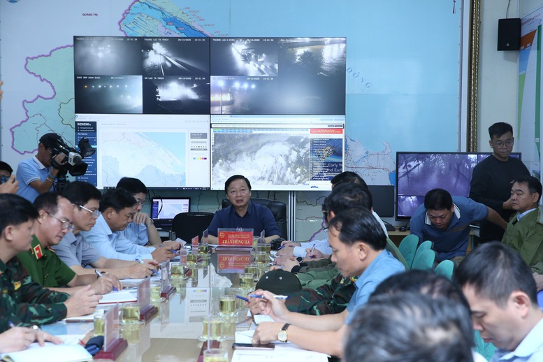 Phó Thủ tướng Trần Hồng Hà kiểm tra, chỉ đạo công tác ứng phó lũ lụt tại Huế- Ảnh 5. Phó Thủ tướng Trần Hồng Hà kiểm tra, chỉ đạo công tác ứng phó lũ lụt tại Huế- Ảnh 5.