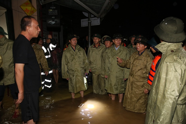 Phó Thủ tướng Trần Hồng Hà kiểm tra, chỉ đạo công tác ứng phó lũ lụt tại Huế- Ảnh 4. Phó Thủ tướng Trần Hồng Hà kiểm tra, chỉ đạo công tác ứng phó lũ lụt tại Huế- Ảnh 4.