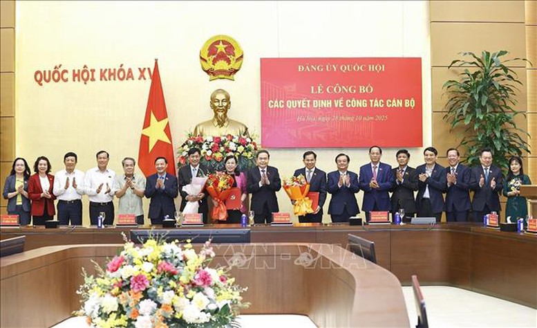 Chủ tịch Quốc hội Trần Thanh Mẫn chủ trì Lễ công bố các quyết định về công tác cán bộ- Ảnh 4.