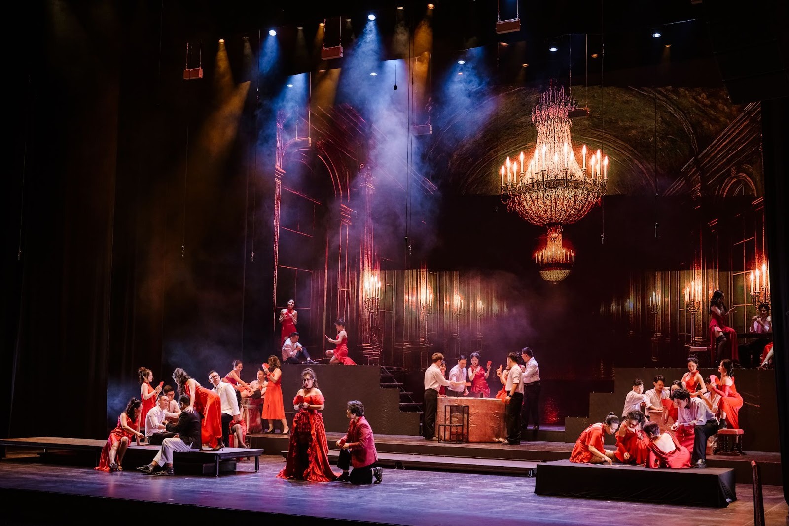 Khán giả Hà Nội đắm chìm trong bản tình ca bi tráng La Traviata- Ảnh 1.