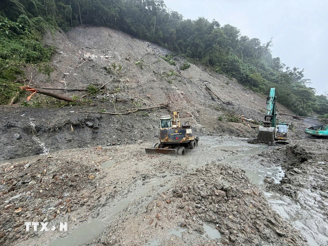 Quảng Ngãi: Đèo Lò Xo sạt lở nghiêm trọng, khoảng 70 người mắc kẹt giữa đèo- Ảnh 1.