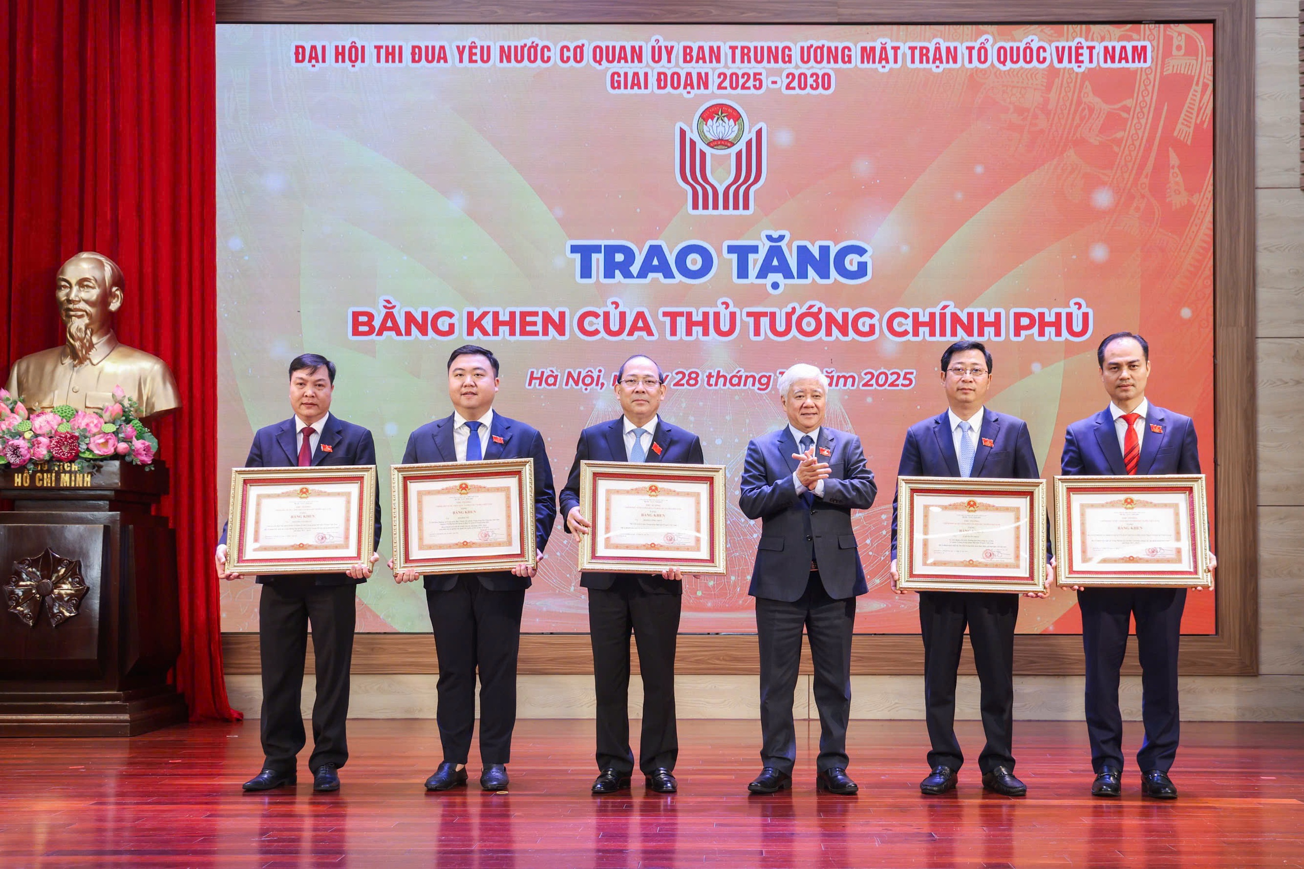 Thi đua là yêu cầu nội tại để khơi dậy sức mạnh toàn dân tộc- Ảnh 7. Thi đua là yêu cầu nội tại để khơi dậy sức mạnh toàn dân tộc- Ảnh 7.