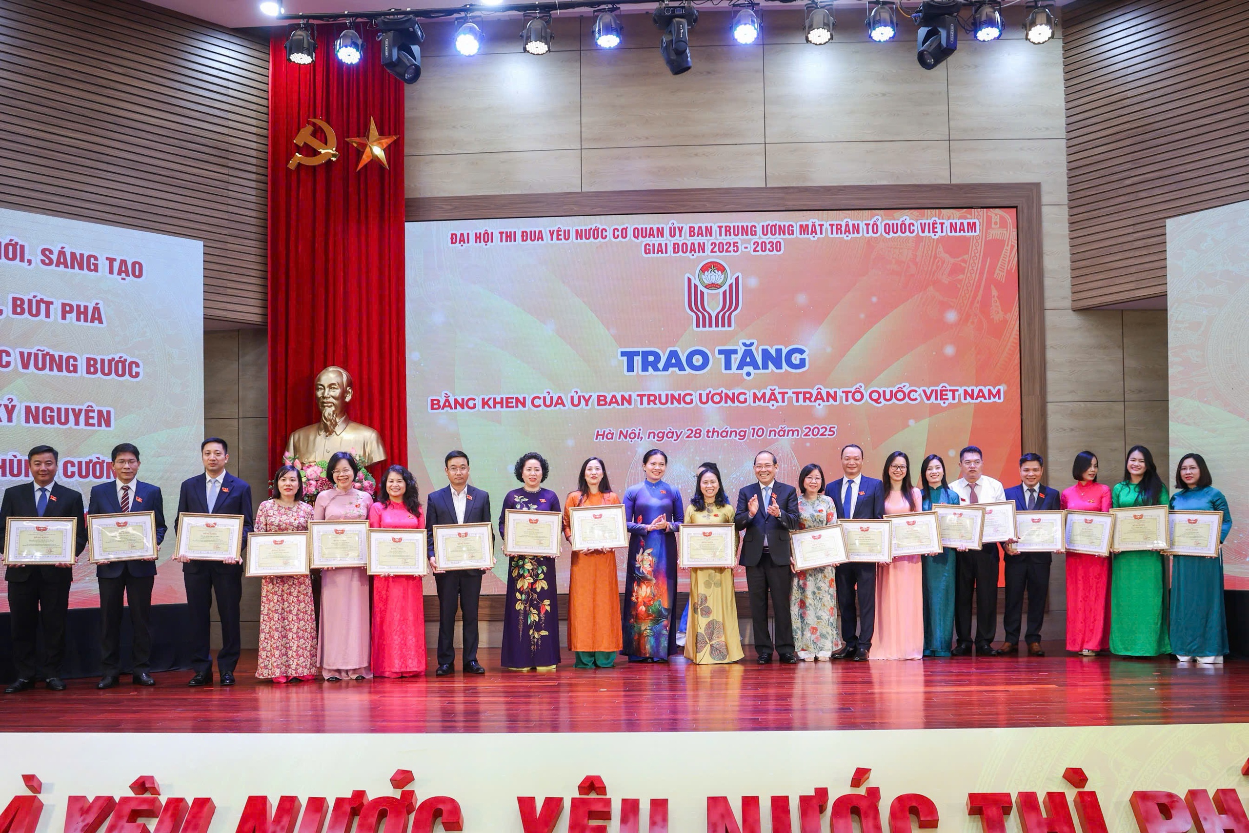 Thi đua là yêu cầu nội tại để khơi dậy sức mạnh toàn dân tộc- Ảnh 9. Thi đua là yêu cầu nội tại để khơi dậy sức mạnh toàn dân tộc- Ảnh 9.