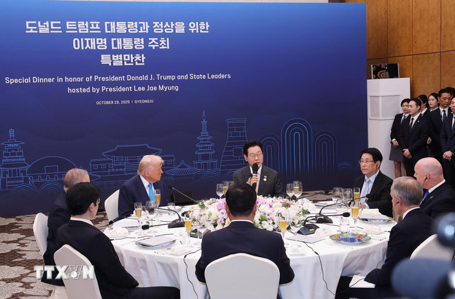 Chủ tịch nước gặp Tổng thống Hoa Kỳ và lãnh đạo cấp cao các nước dự APEC 2025- Ảnh 1.