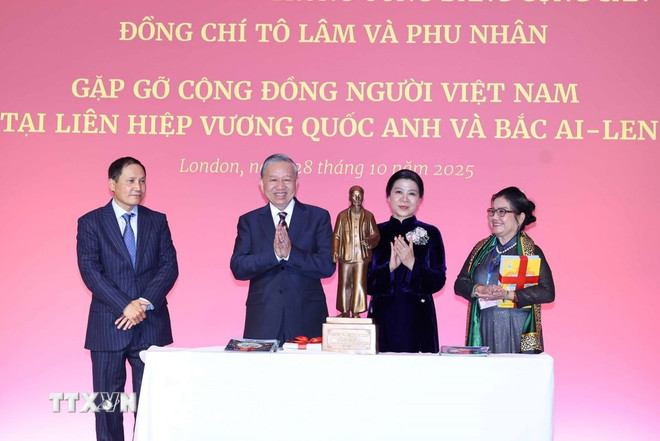 Tổng Bí thư Tô Lâm và Phu nhân với cộng đồng người Việt Nam tại Anh- Ảnh 1.