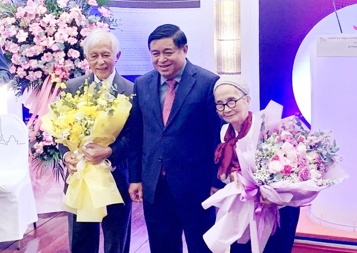 Vợ chồng nhà khoa học Việt kiều nhận Huân chương cao quý nhất nước Pháp- Ảnh 1.
