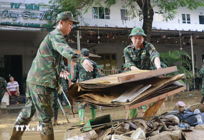 Huy động tối đa lực lượng, khẩn trương khắc phục hậu quả bão số 10- Ảnh 2.