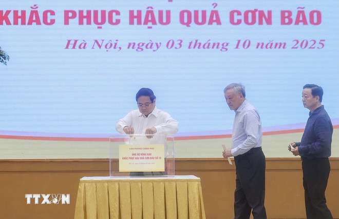 Thủ tướng và lãnh đạo Chính phủ quyên góp ủng hộ đồng bào bị thiệt hại do bão lũ- Ảnh 1. Thủ tướng và lãnh đạo Chính phủ quyên góp ủng hộ đồng bào bị thiệt hại do bão lũ- Ảnh 1.