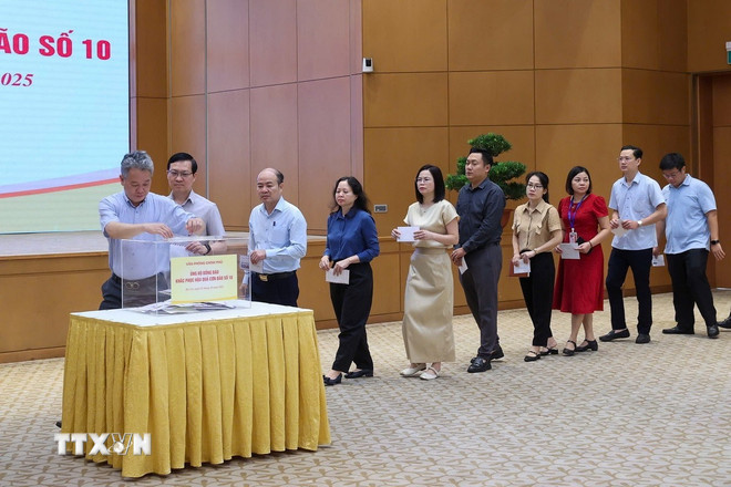 Thủ tướng và lãnh đạo Chính phủ quyên góp ủng hộ đồng bào bị thiệt hại do bão lũ- Ảnh 2. Thủ tướng và lãnh đạo Chính phủ quyên góp ủng hộ đồng bào bị thiệt hại do bão lũ- Ảnh 2.
