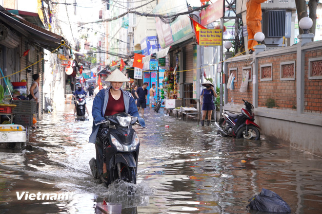 Hà Nội: Sau hàng chục giờ bị cô lập, người dân Phú Đô trở lại nhịp sống bình thường- Ảnh 6.